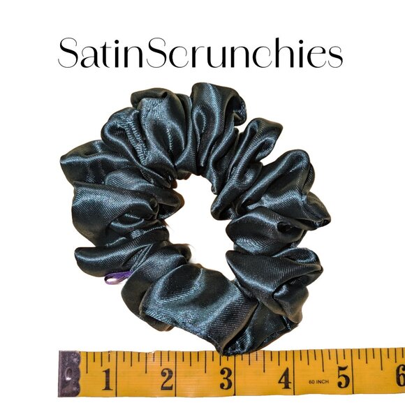 Amiga Mia small satin scrunchie emerald green hand crafted - Picture 5 of 5